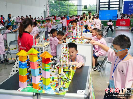 第27屆南寧國際學(xué)生用品交易會(huì)開幕